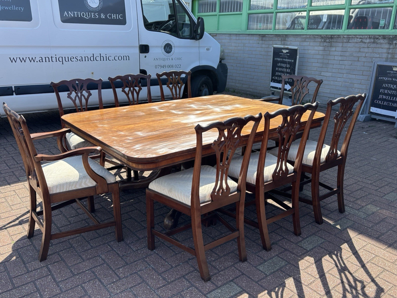 Antique Mahogany Dining Table & 8 Chairs.