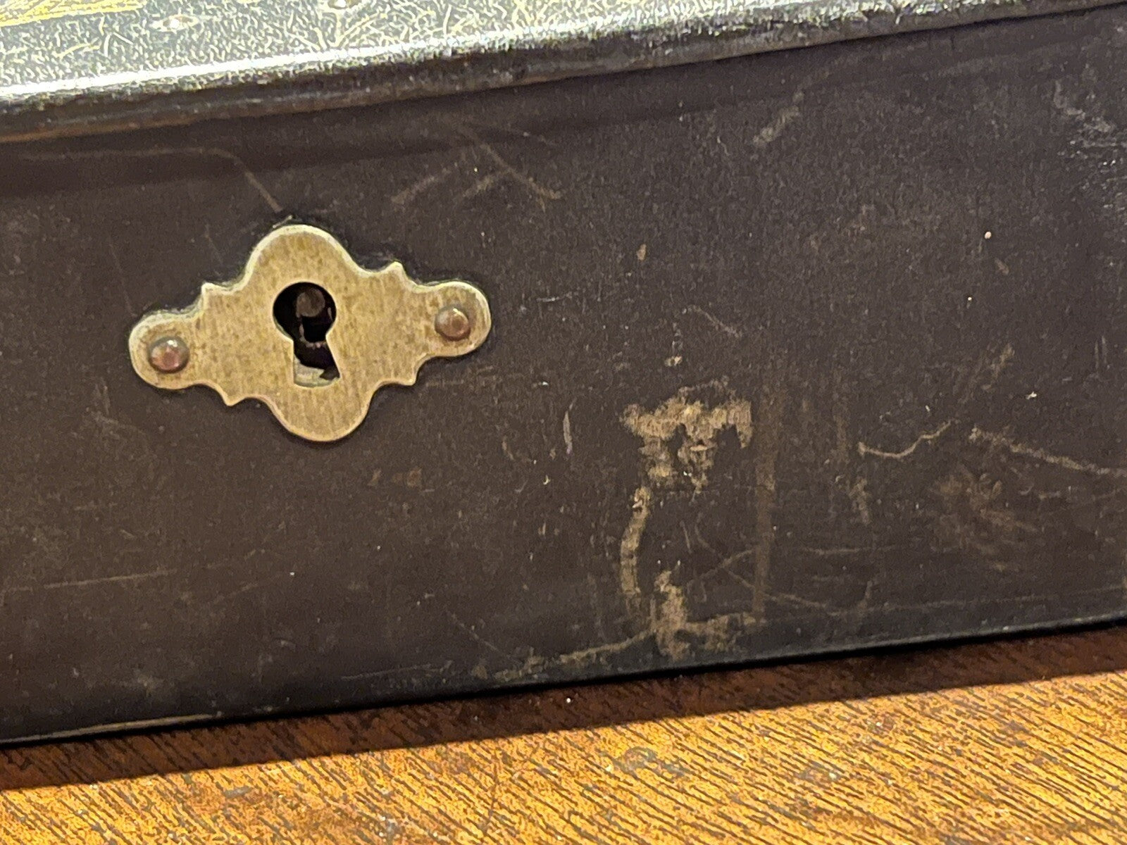 Antique Japanese Decorated Papier-mâché Trinket Box