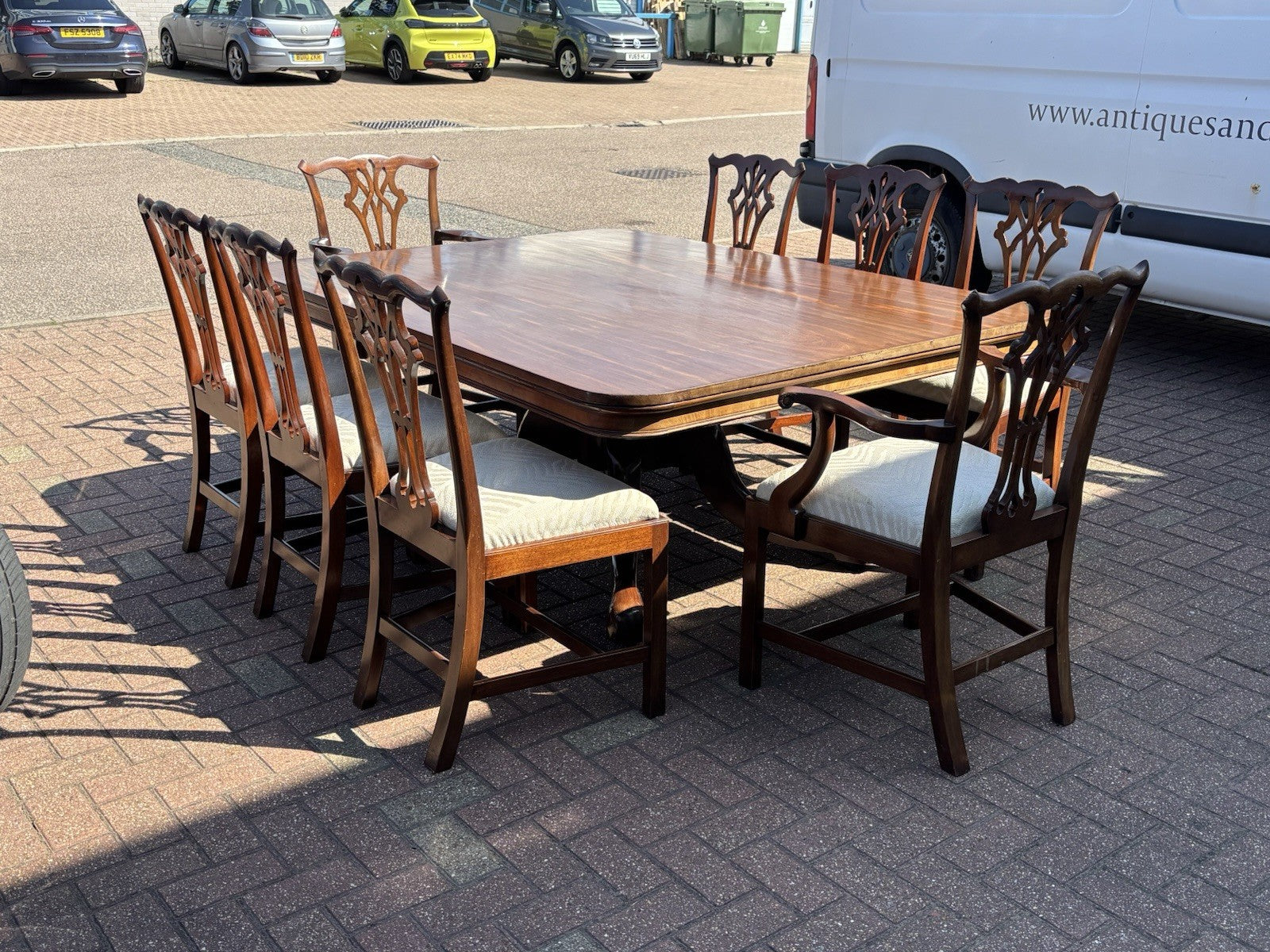Antique Mahogany Dining Table & 8 Chairs.