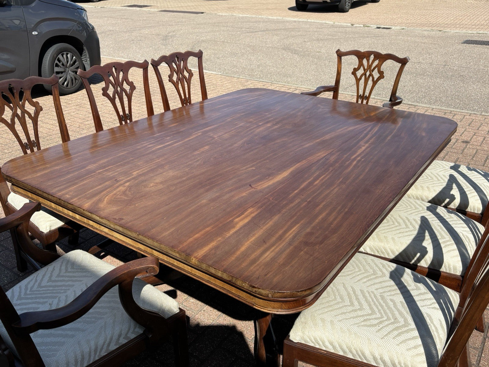Antique Mahogany Dining Table & 8 Chairs.
