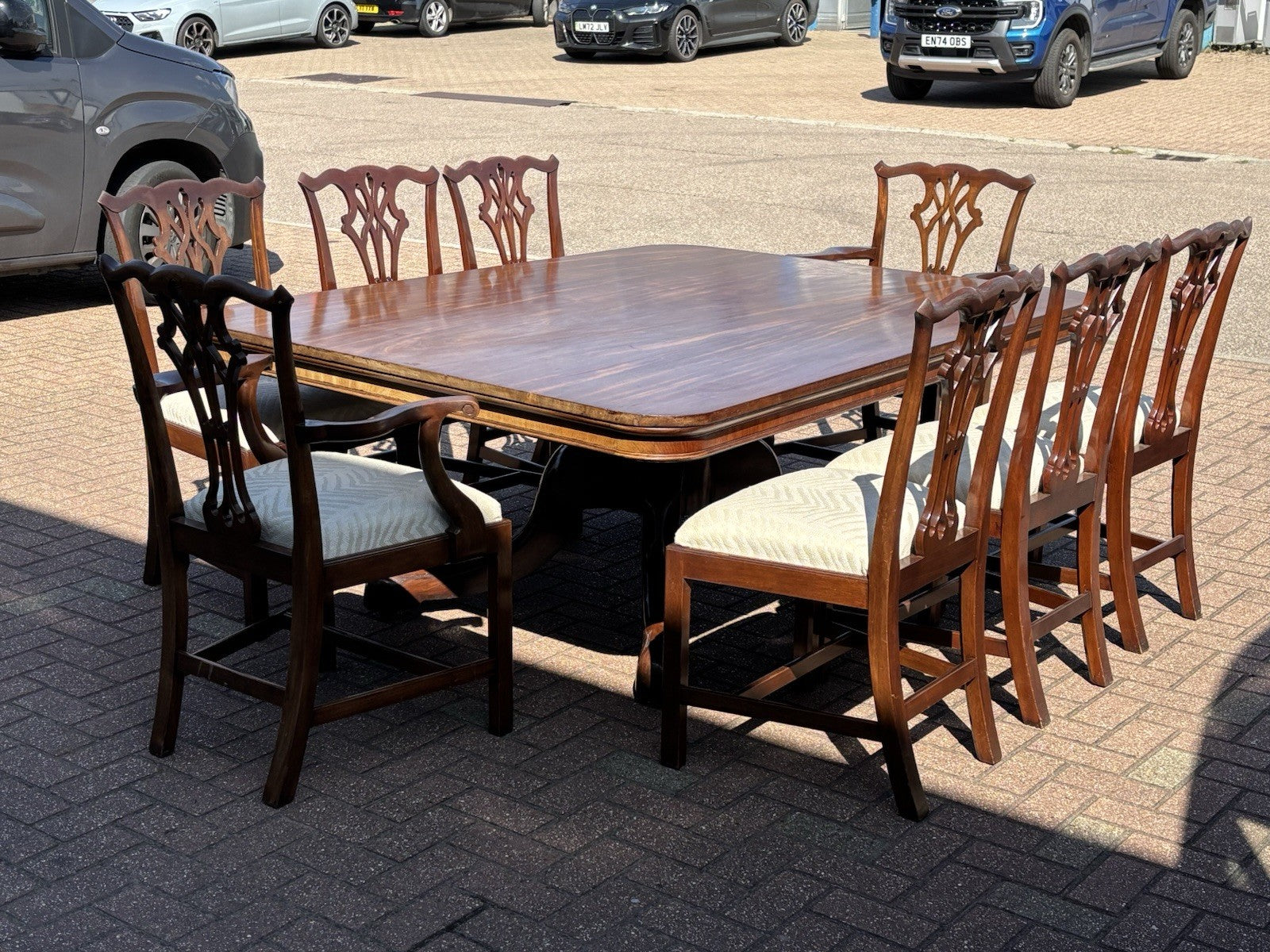 Antique Mahogany Dining Table & 8 Chairs.