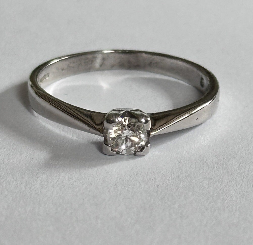 18ct White Gold 0.25 Diamond Solitaire Ring Boxed