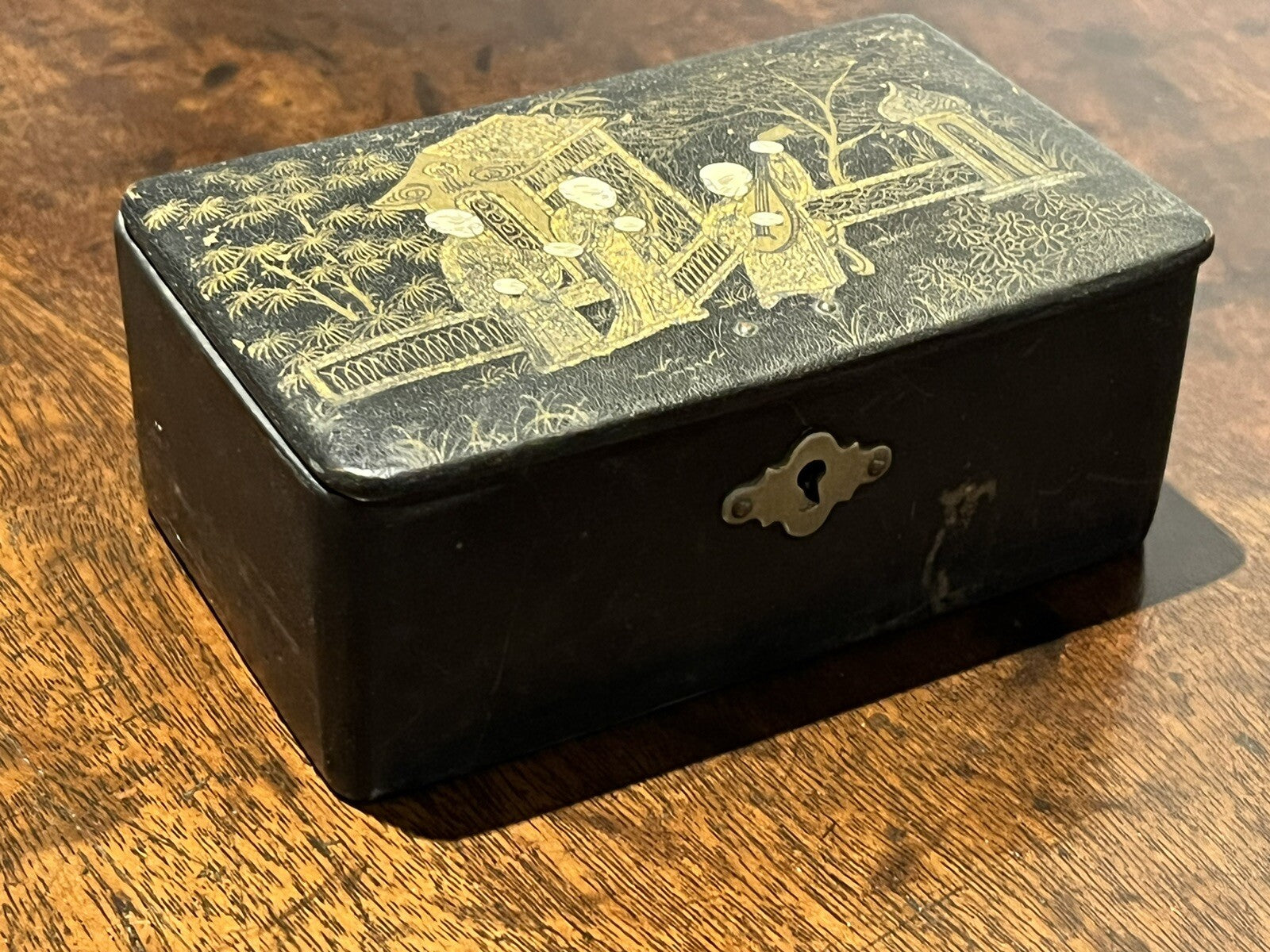 Antique Japanese Decorated Papier-mâché Trinket Box