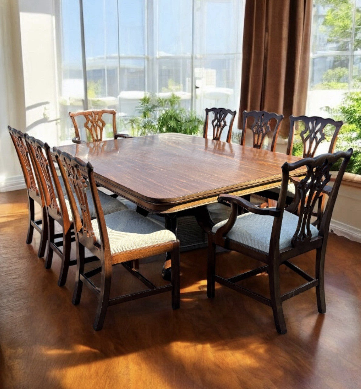 Antique Mahogany Dining Table & 8 Chairs.