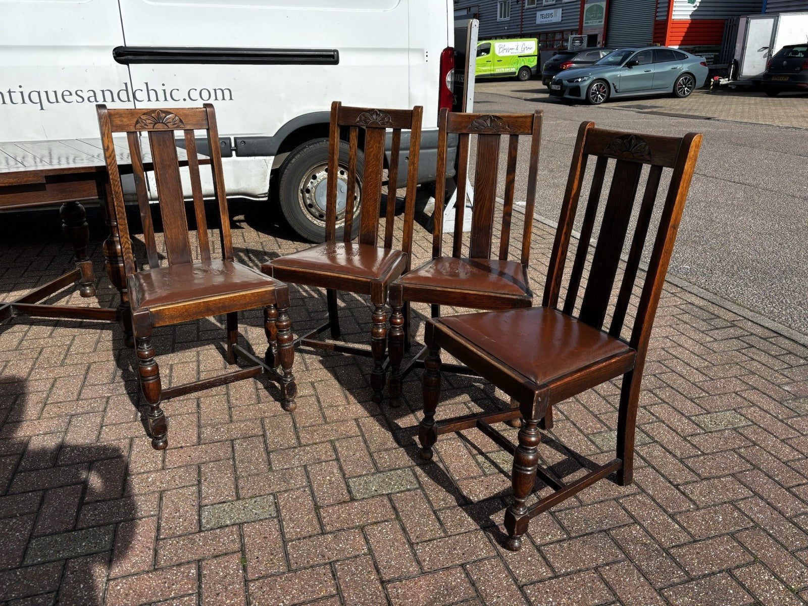 1920's Extending Oak Draw Leaf Table & 4 Chairs