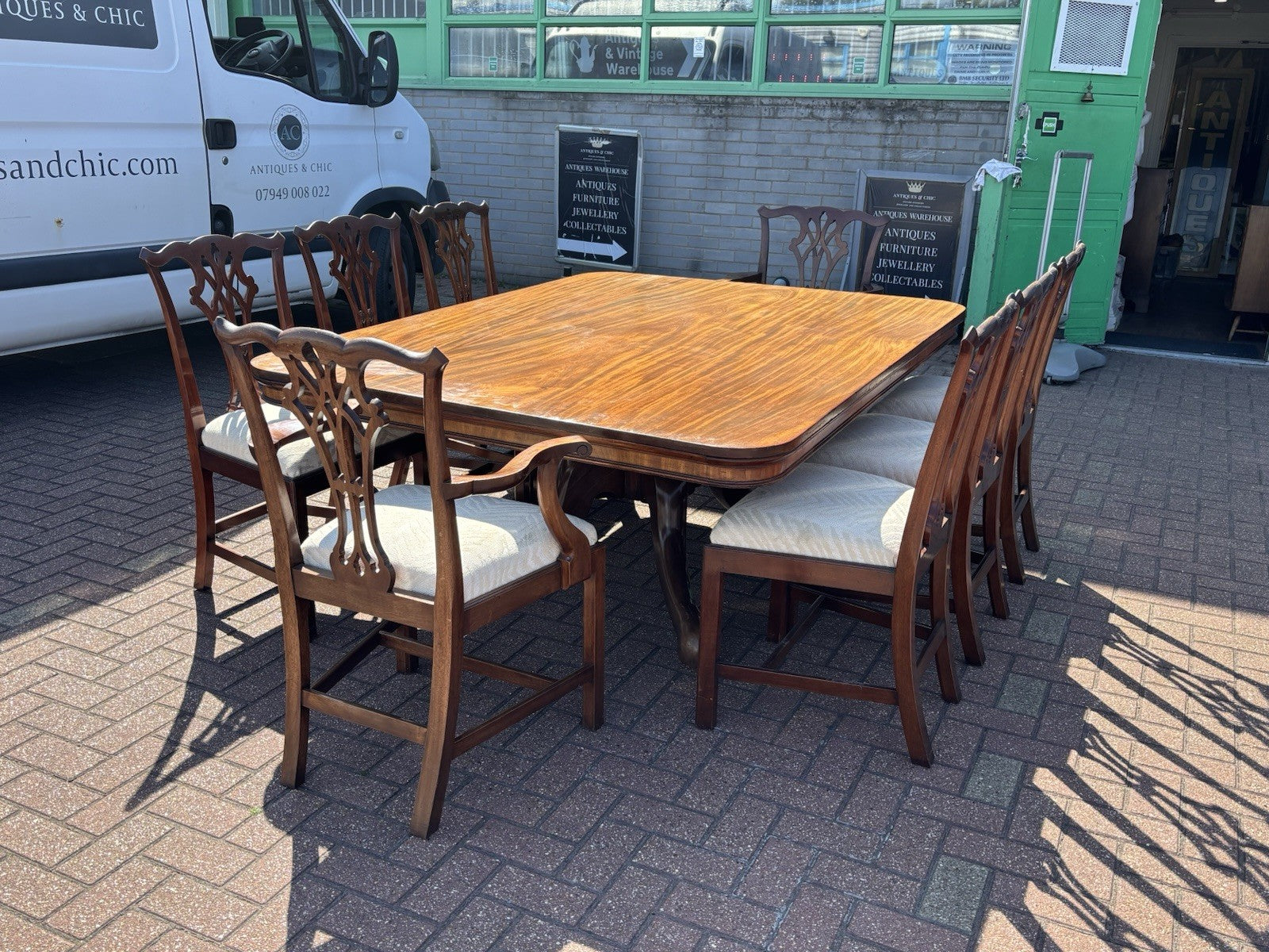 Antique Mahogany Dining Table & 8 Chairs.