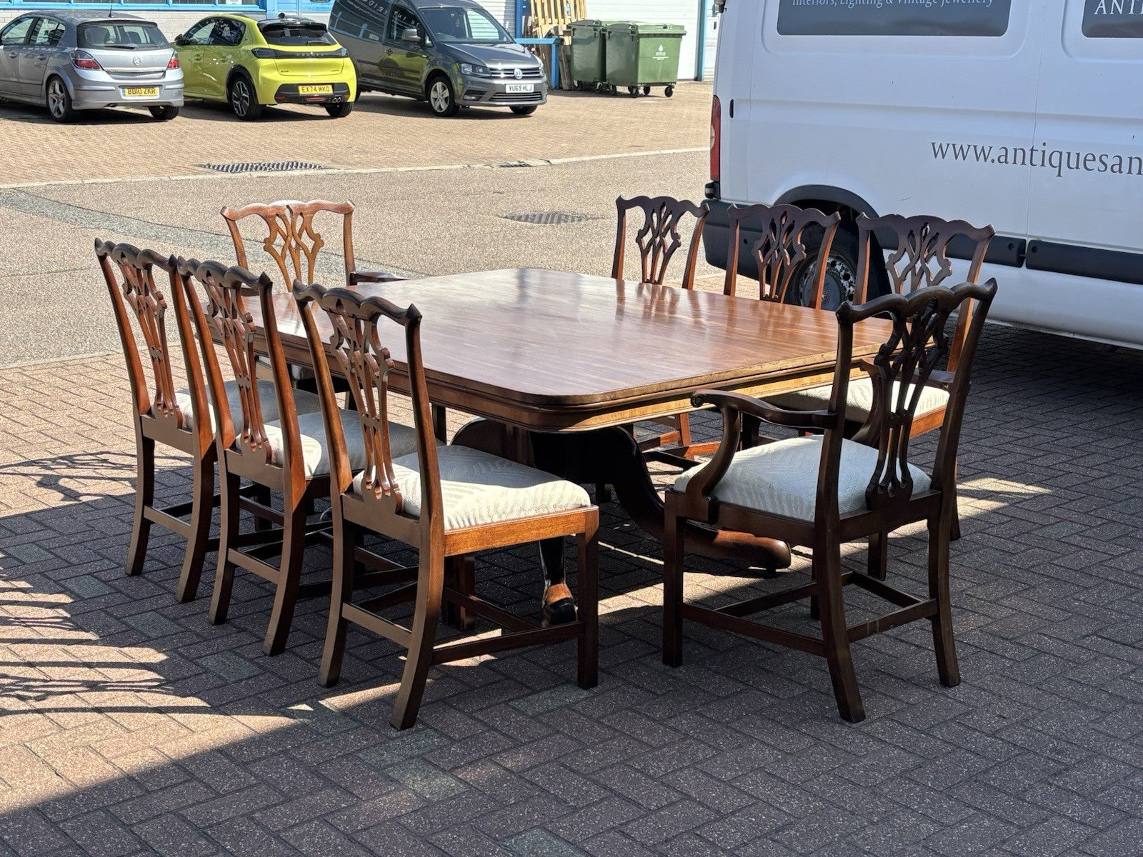 Antique Mahogany Dining Table & 8 Chairs.